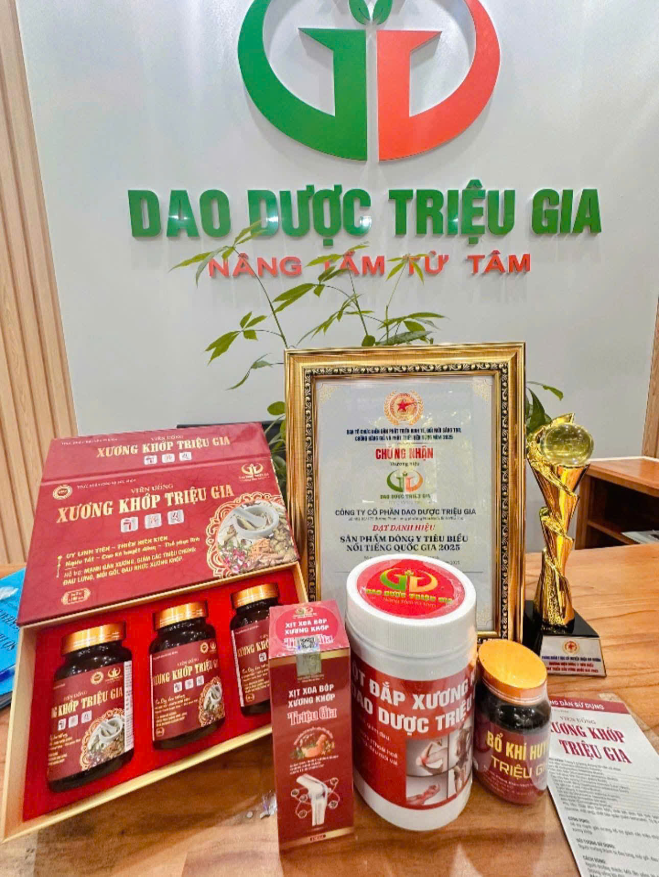 Xịt xoa bóp xương khớp Triệu Gia – chai 100ml