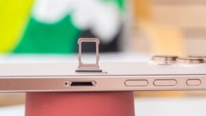 iPhone 16 Pro Max: Mua xong về, cẩn thận người nhà đòi giữ hộ!