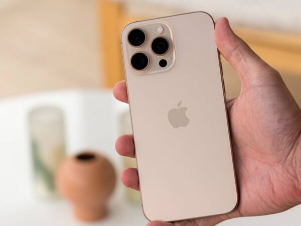 iPhone 16 Pro Max: Mua xong về, cẩn thận người nhà đòi giữ hộ!