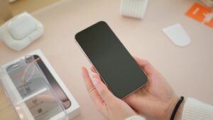 iPhone 16 Pro Max: Mua xong về, cẩn thận người nhà đòi giữ hộ!