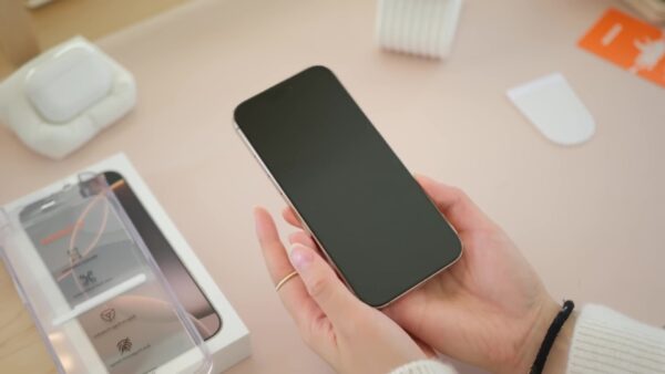 iPhone 16 Pro Max: Mua xong về, cẩn thận người nhà đòi giữ hộ!