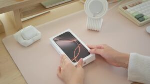 iPhone 16 Pro Max: Mua xong về, cẩn thận người nhà đòi giữ hộ!