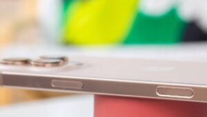 iPhone 16 Pro Max: Mua xong về, cẩn thận người nhà đòi giữ hộ!